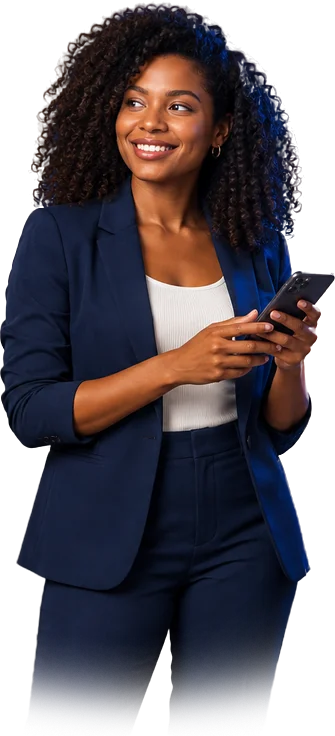 Mulher negra sorrindo e usando a internet Cadete Fibra no celular
